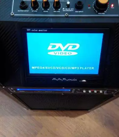 Активна акумулаторна караоке система с вградено DVD и 7 инч