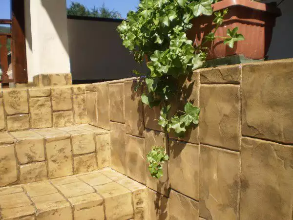 Дом и градина - щампован бетон