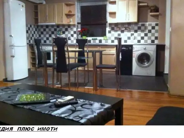 1. Снимка на Тристаен нов обзаведен апартамент в квартал Център - Пловдив
