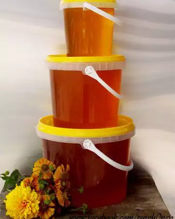 Продава натурален пчелен мед в пластмасови опаковки
