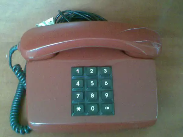 Продавам стационарен телефон с бутони