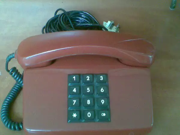 Продавам стационарен телефон с бутони