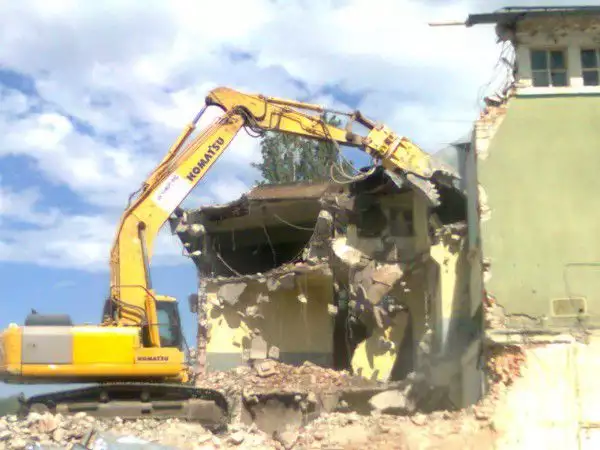 5. Снимка на Разрушаване на сгради със строителни машини