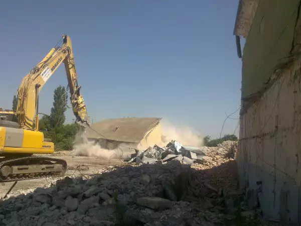 Разрушаване на сгради със строителни машини