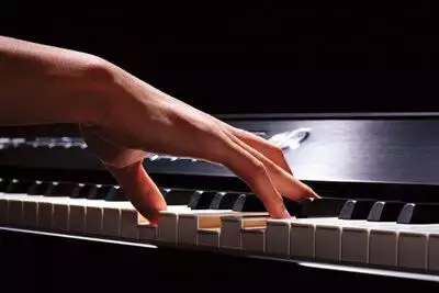 1. Снимка на Индивидуални уроци по пиано, пеене и солфеж