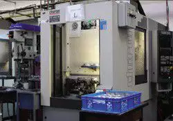 Чехия - Завод за алуминиеви части за коли, мъже, жени, семейства