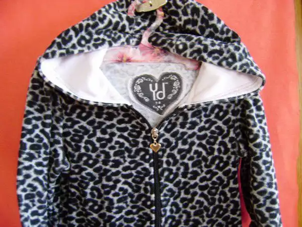 2. Снимка на Тигров суитчър в комплект с блуза