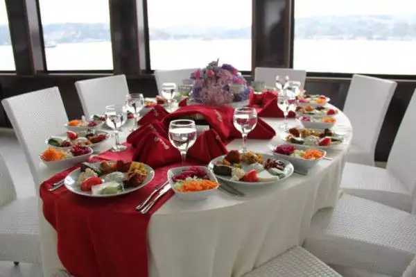 3. Снимка на Нова година в Истанбул с Гала вечеря на Яхта по Босфора