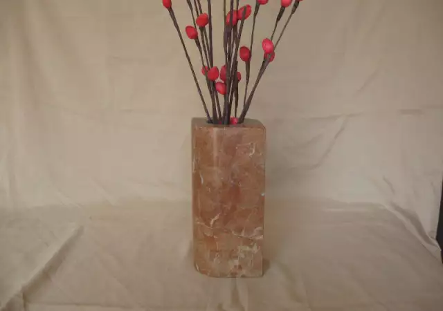 4. Снимка на вази от камък