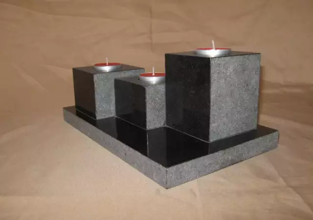 1. Снимка на свещници от камък