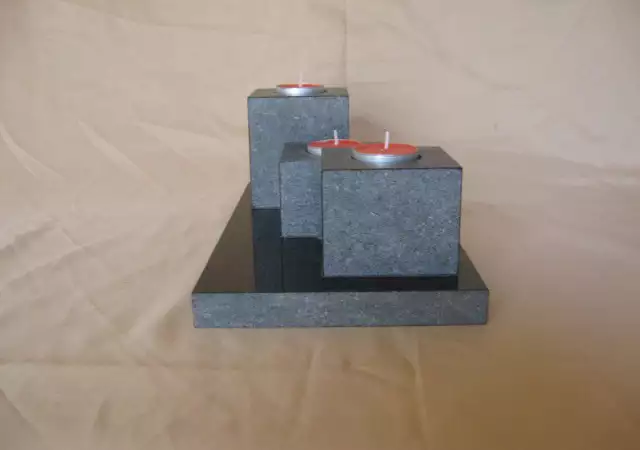 4. Снимка на свещници от камък