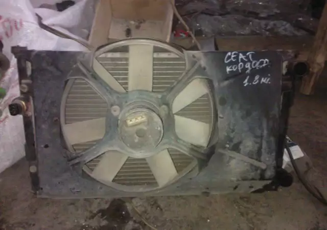 1. Снимка на Воден радиатор с перка за сеат кордоба 96г. бензин