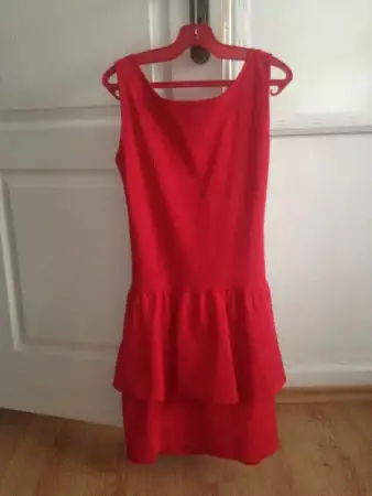 Червена рокля с гол гръб