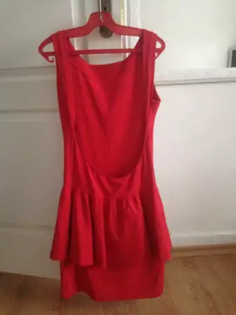 2. Снимка на Червена рокля с гол гръб