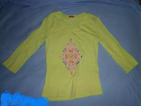 1. Снимка на Бледо зелена блуза с индийски орнамент и камъчета