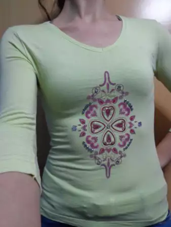 2. Снимка на Бледо зелена блуза с индийски орнамент и камъчета