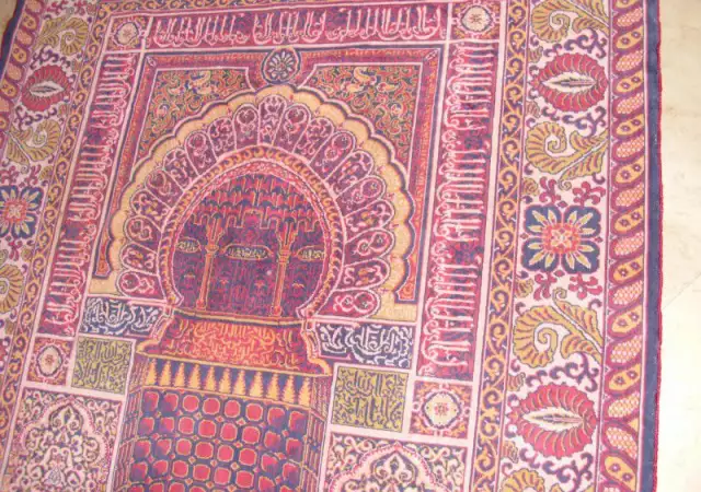 2. Снимка на антични копринени килими