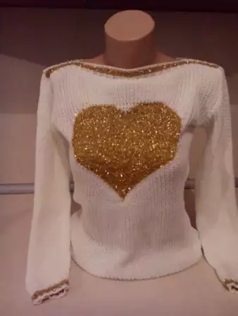 1. Снимка на дамска блуза със сърце