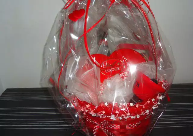 4. Снимка на Луксозна кошница за Свети Валентин за Него или за Нея