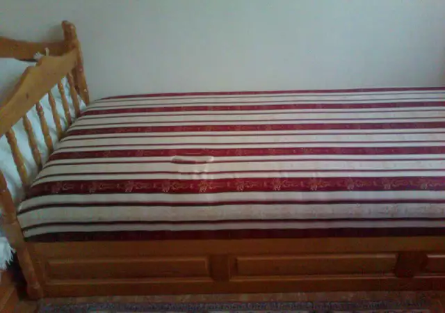 1. Снимка на Единично легло с матрак и дълбока ракла под него