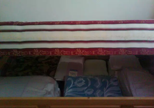 2. Снимка на Единично легло с матрак и дълбока ракла под него