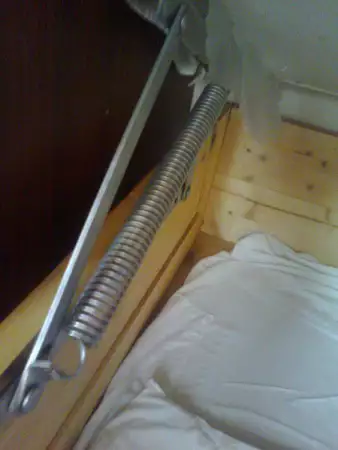 3. Снимка на Единично легло с матрак и дълбока ракла под него