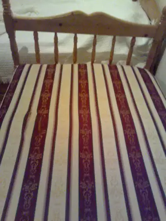 4. Снимка на Единично легло с матрак и дълбока ракла под него