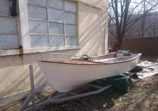 Продавам лодка