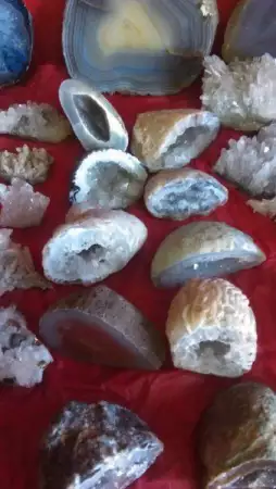 Планински кристали, ахати, аметист.