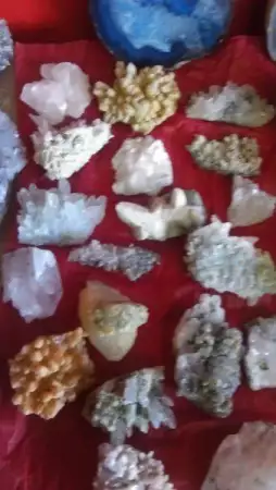 4. Снимка на Планински кристали, ахати, аметист.