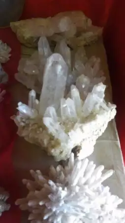 8. Снимка на Планински кристали, ахати, аметист.