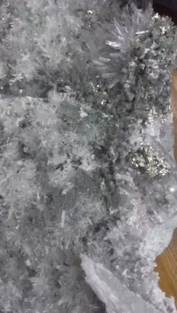 14. Снимка на Планински кристали, ахати, аметист.
