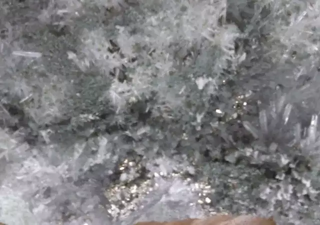16. Снимка на Планински кристали, ахати, аметист.