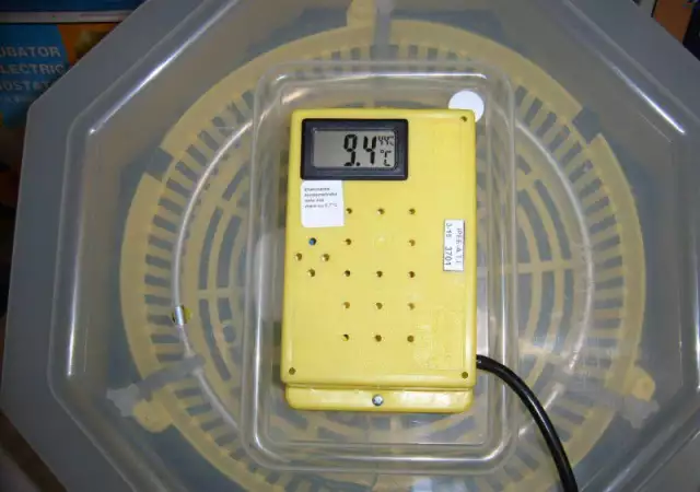 3. Снимка на Инкубатор Полуавтоматичен 41бр яйца с Влагомер