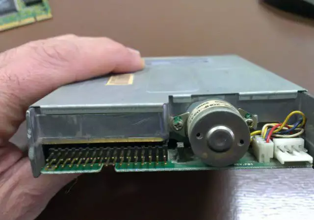 10. Снимка на RAM памет 72P 8 MB - MITSUBISHI M5M418165 , флопи диск 1, 44