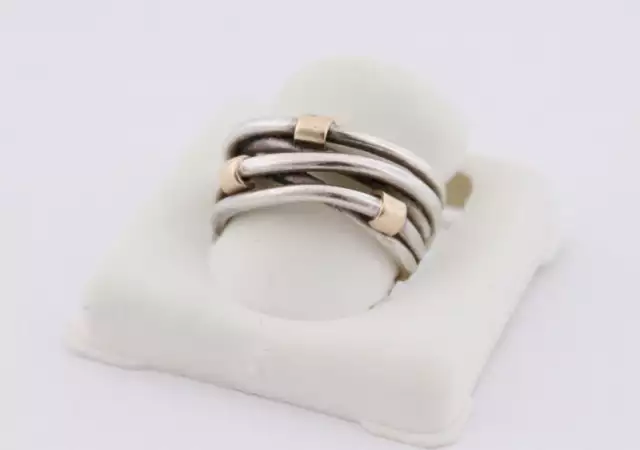2. Снимка на сребърен пръстен със златни елементи