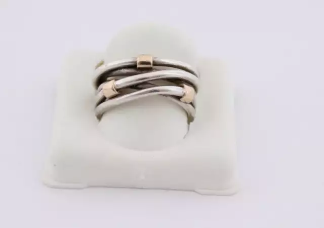 3. Снимка на сребърен пръстен със златни елементи