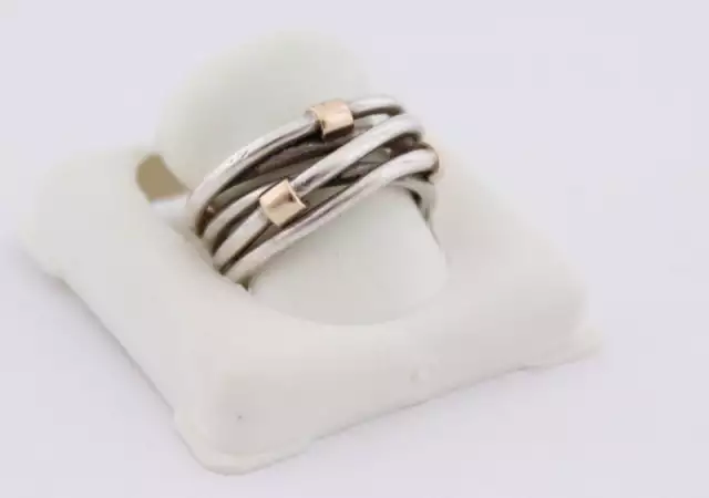 4. Снимка на сребърен пръстен със златни елементи