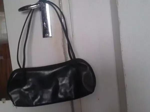 1. Снимка на Черна кожена дамска чанта