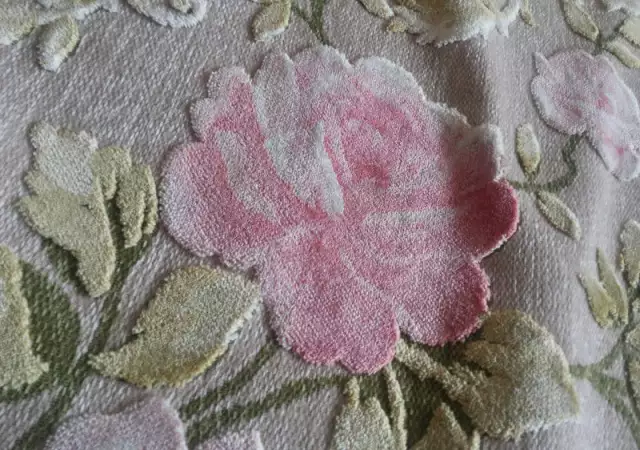 Копринен килим с розови цветя