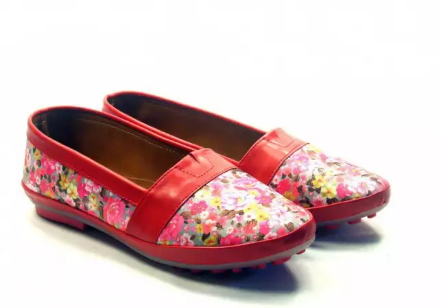 1. Снимка на Ежедневни обувки флорални мотиви