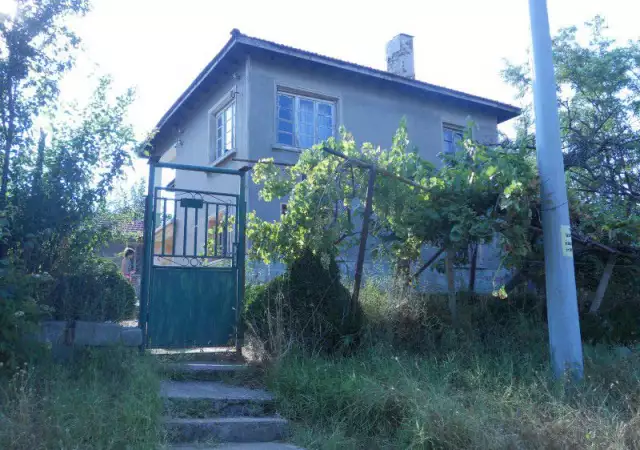 1. Снимка на продавам къща с двор