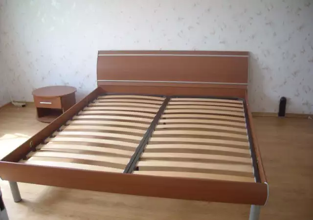 2. Снимка на Голяма спалня с нощно шкафче