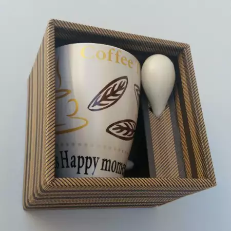 1. Снимка на Чаша за топли напитки с лъжичка в подаръчна опаковка