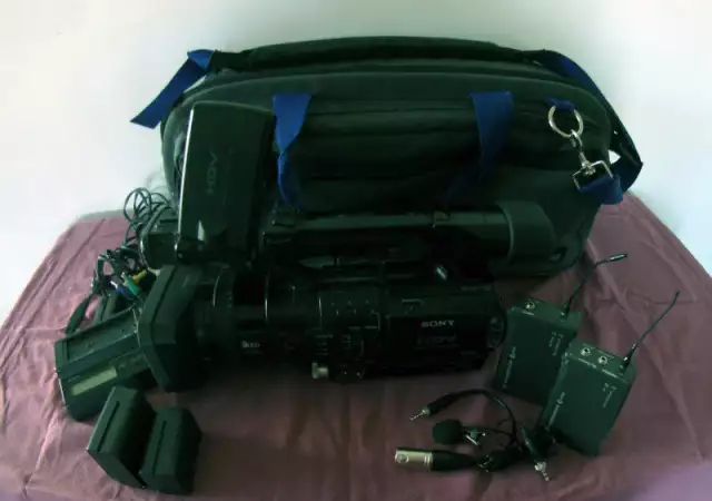 Комплект видео камера, микрофон - брошка Wireless, чанта