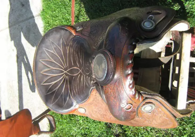 8. Снимка на Уестърн седло за езда
