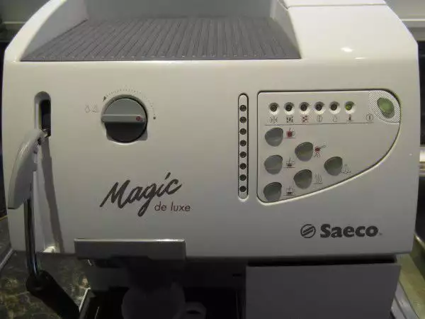 Saeco Magic DeLuxe - кафемашина робот