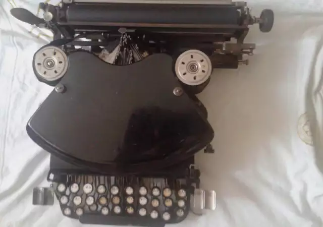 1. Снимка на Продавам пишеща машина Adler