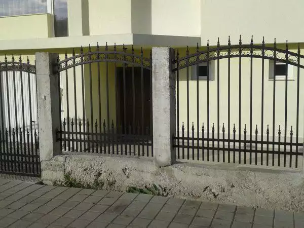 21. Снимка на Метални врати, парапети, огради и др. метални конструкции.