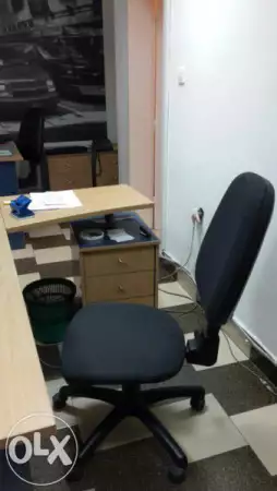 3. Снимка на Офис бюро с прилежащи екстри и бизнес стол